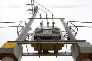 La tensión o voltaje se mide en voltios.